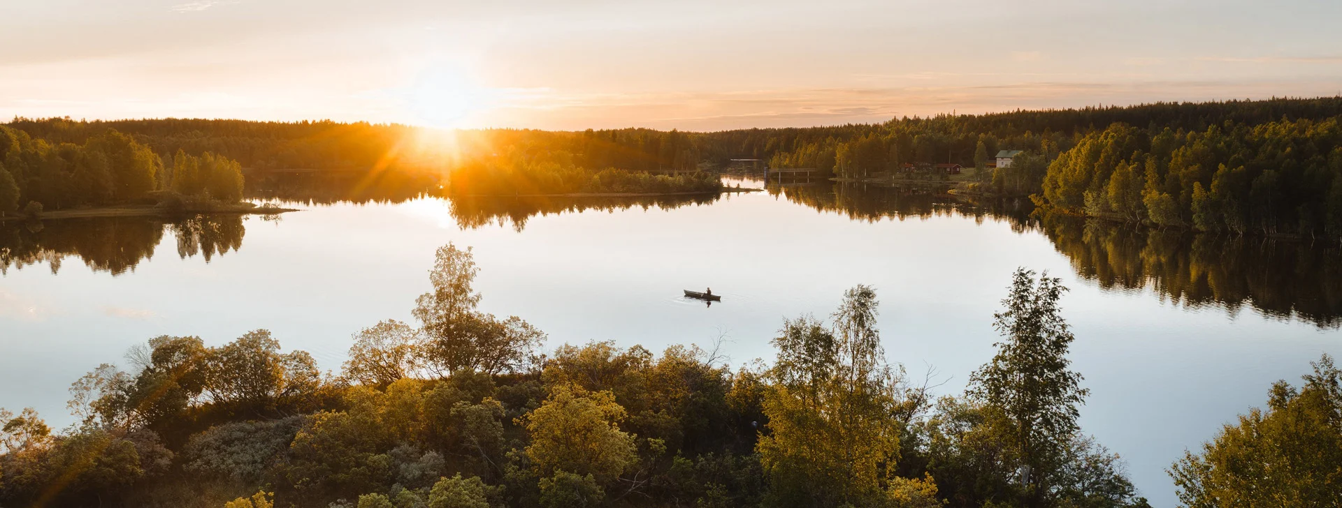 Meloja järvellä keskiyön auringossa Lapissa kesällä.