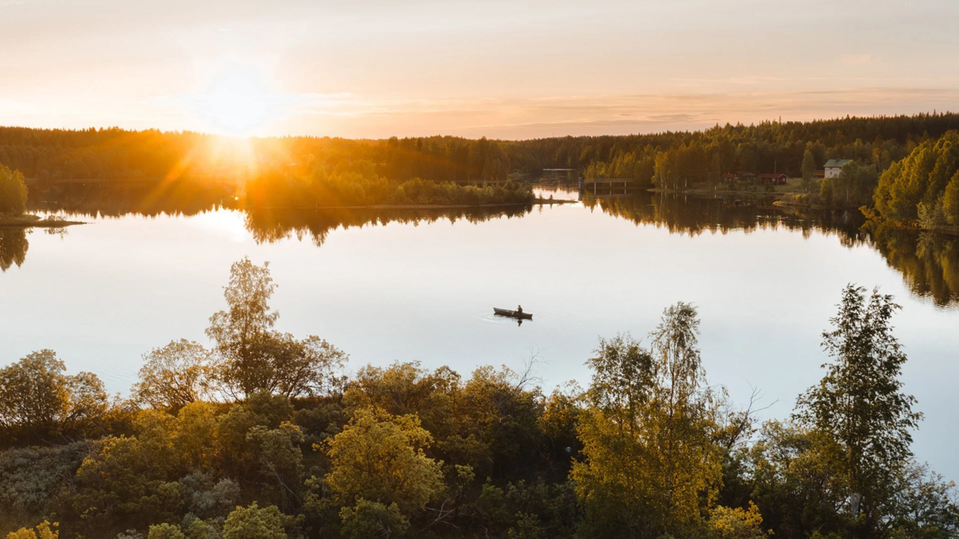 Meloja järvellä keskiyön auringossa Lapissa kesällä.