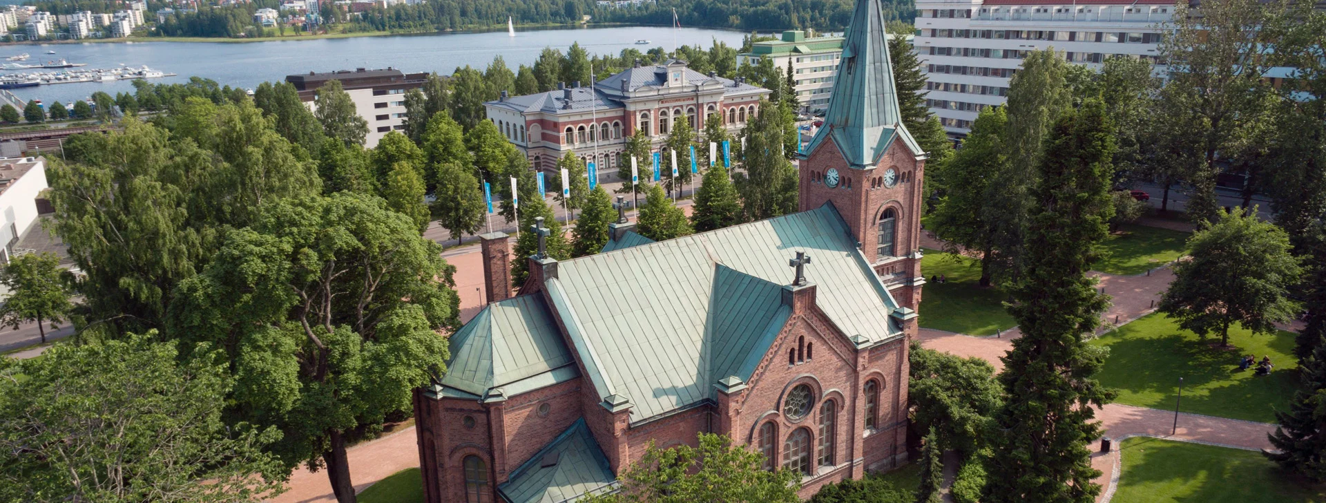 Jyväskylän kaupunginkirkko Kirkkopuistossa on yksi Jyväskylän nähtävyyksistä.