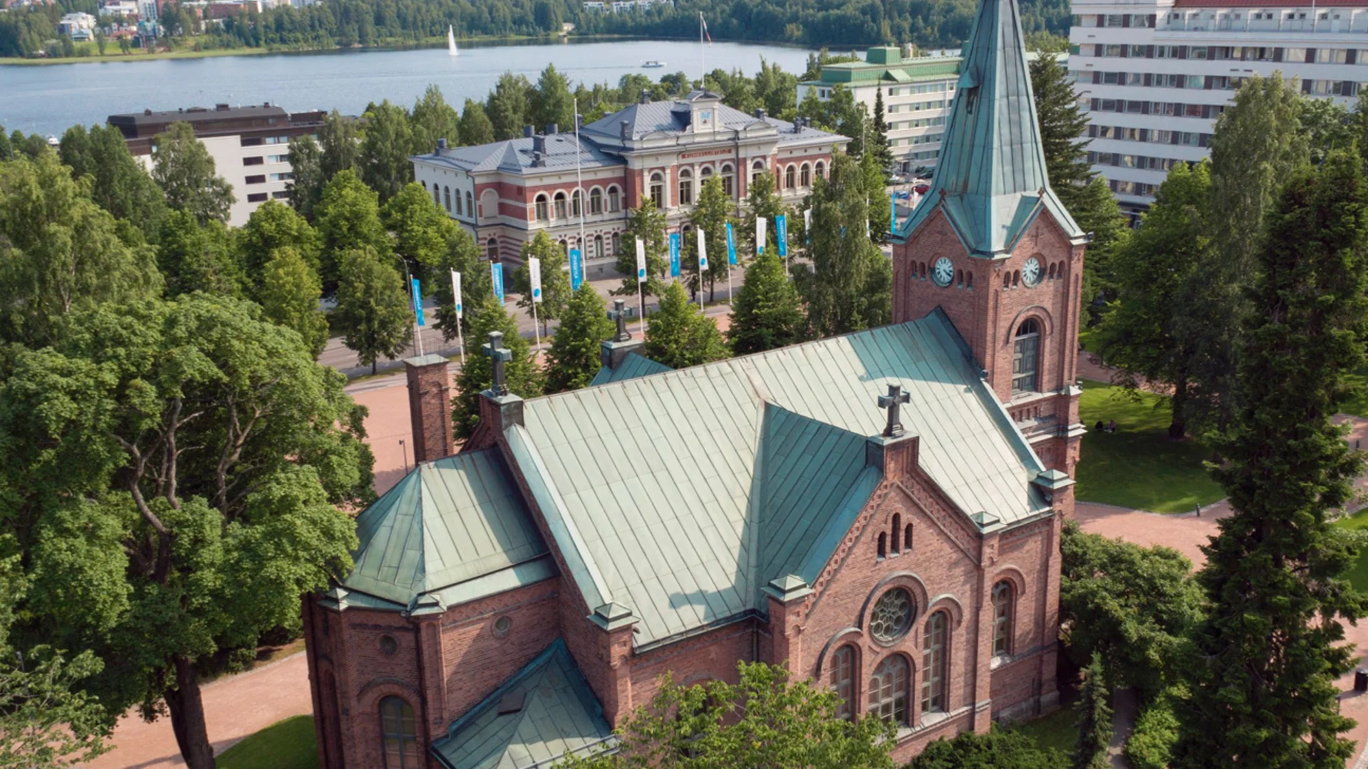 Jyväskylän kaupunginkirkko Kirkkopuistossa on yksi Jyväskylän nähtävyyksistä.