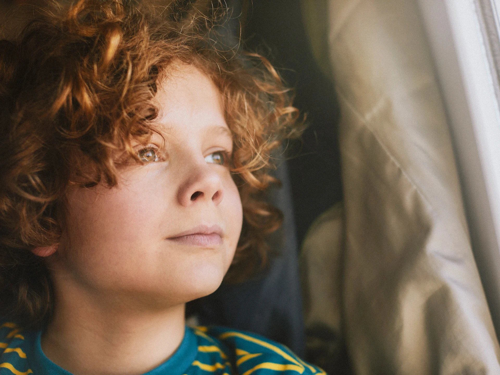 Ett barn reser med tåg utan sina föräldrar och surfar på telefonen.