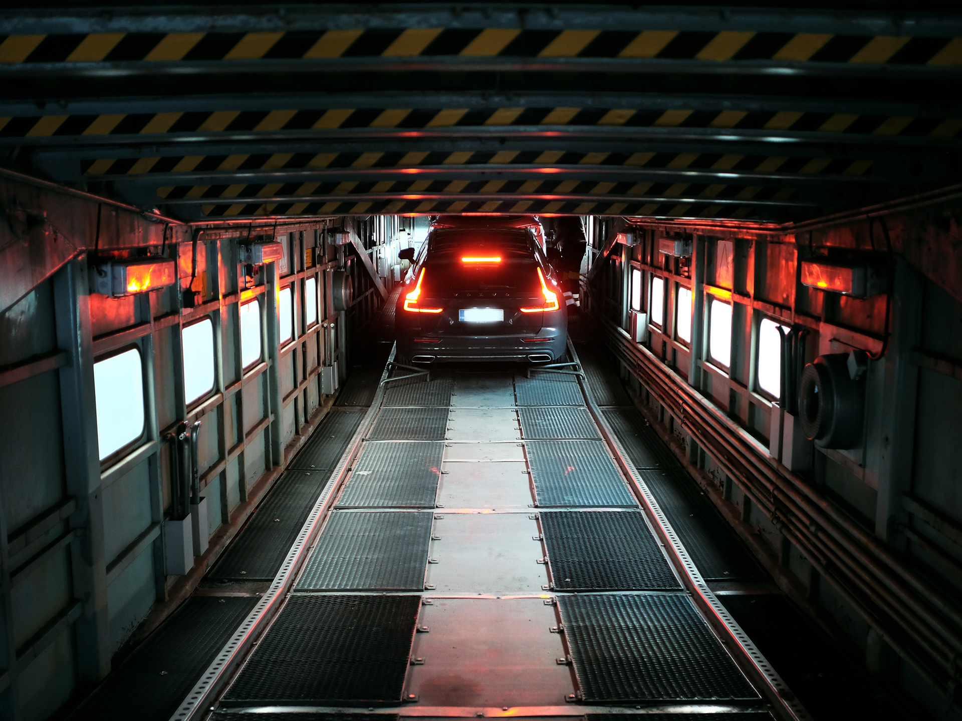 Autojunapaketti sisältää vaihdottoman yöjunamatkan 1–6 matkustajalle ja ajoneuvolle.