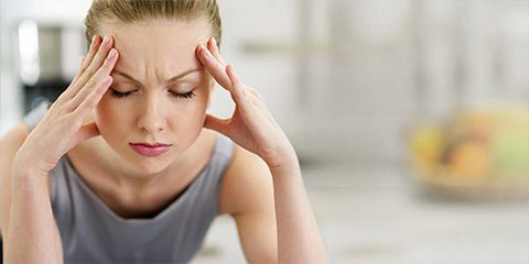 Mujer con dolor de cabeza