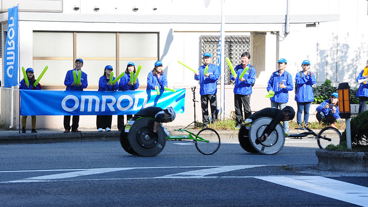 オムロンは企業として協賛、ランナーだけでなくボランティアや応援でも参加している