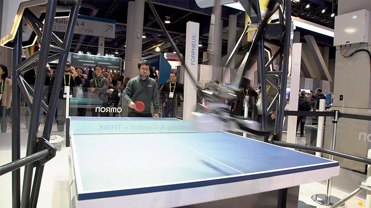 CES2019でデモプレイをする浅井