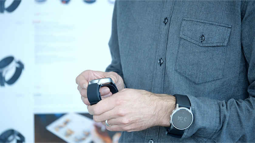 腕時計型のウェアラブル血圧計を操作している様子