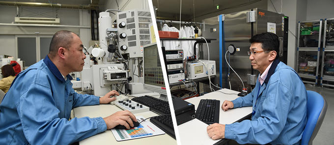 性能試験を繰り返す開発メンバーの佐野、鵜飼