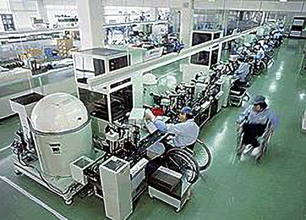 Production lines at OMRON Taiyo havebeen designed to accommodate employeeswith various disabilities.