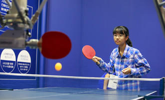 来場者の方々にも卓球ロボットとのラリーを体験していただきました。