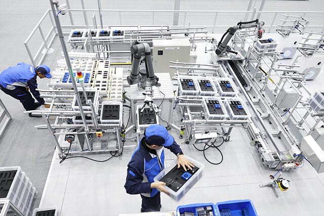 製造現場で職人とロボットが強調するフレキシブルライン
