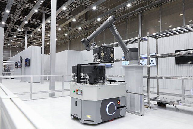 協調ロボットでFOUPをモバイルロボットに積載する様子