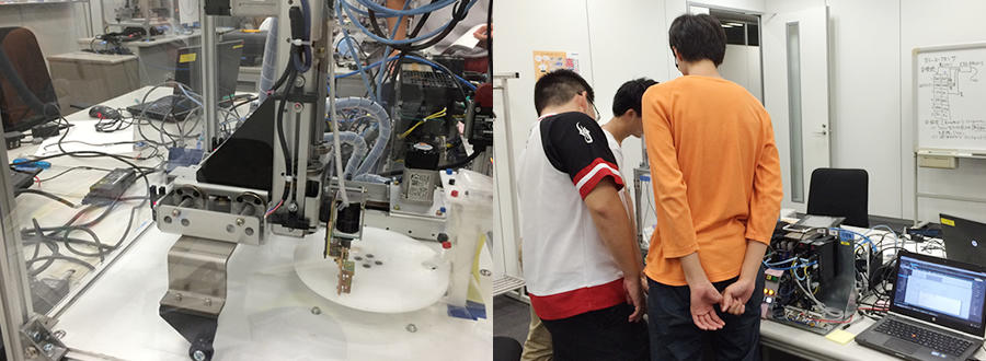 （左）2015年のテーマは画像認識と制振制御を使ったプログラムでした（右）3人1チームで開発を実施、動作確認をしている様子