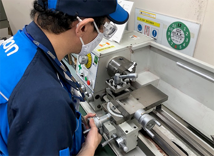 改善作業に取り組む様子