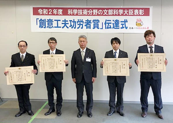 表彰式（左：曵汐）