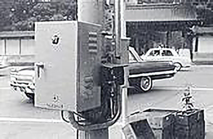 Traffic-responsive electronicsignal at intersection ofKawaramachi and Sanjo inKyoto