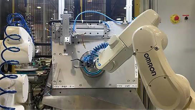 オムロン製の垂直多関節ロボット