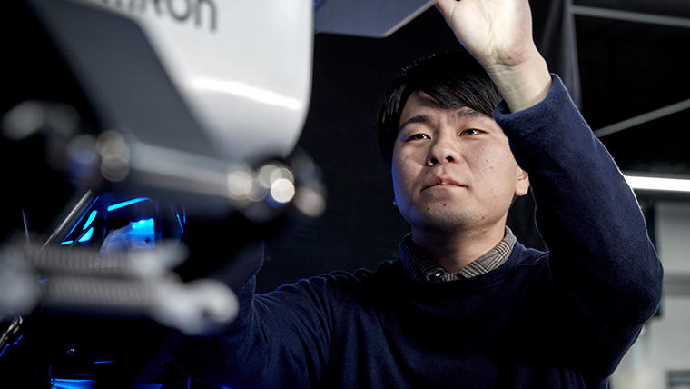 カメラのキャリブレーションを行う佐々木