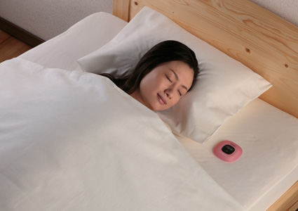 枕元に置くだけで、睡眠時間を管理 「オムロン ねむり時間計 HSL-001