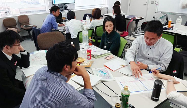 ミーティングはオムロン社内のスペシャリストはもちろんだが、舞鶴市役所からも部署間をまたいで多数参加した