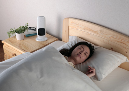 ベッドサイドに置くだけで、電波センサーが、睡眠中の体の動きを検知し