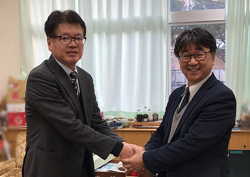 写真左から：草津事業所所長　目片　良和、湖南農高　井上　升二校長