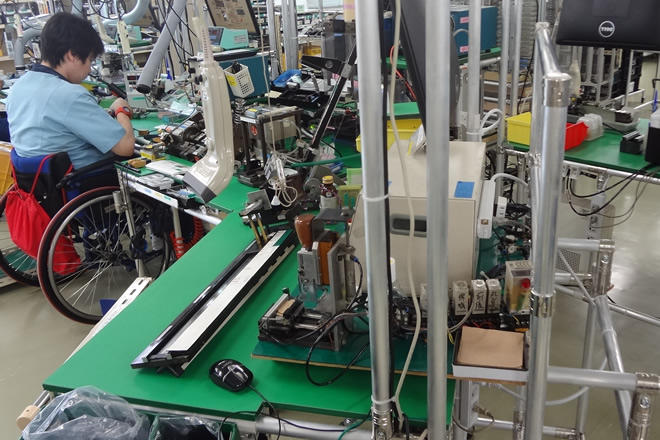 作業者に合わせて変更される作業台