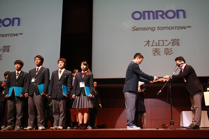 東邦高等学校のチーム「オムライス」の受賞の様子