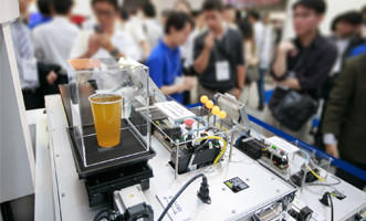 振動抑制技術展示では、コップの液体がこぼれない様を見ていただきました。