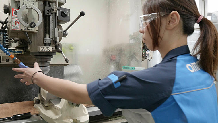 使用者をサポートする装置の製作を行う伴田