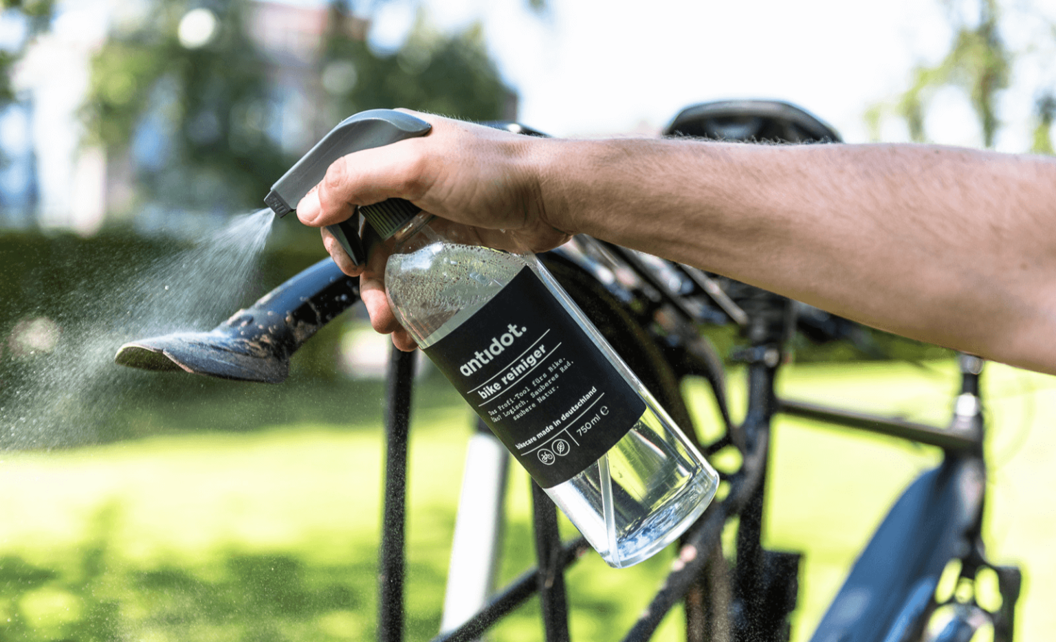 With a bike cleaner, it is much easier to remove any dirt from your bike. (Source: antidot)