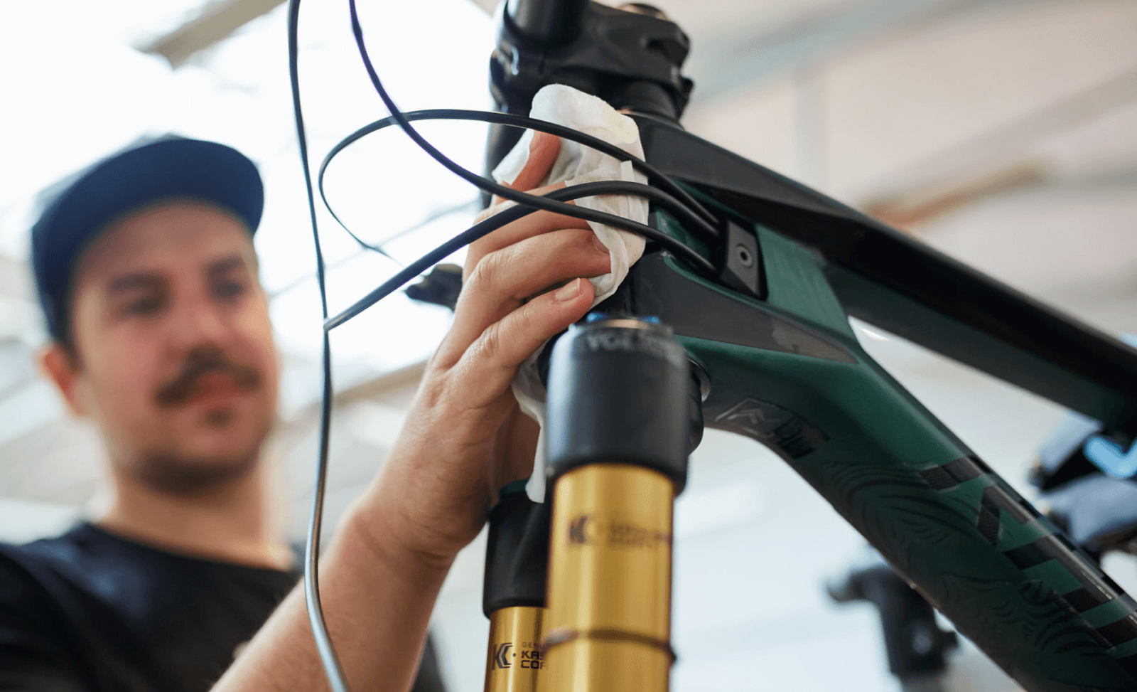 Nutze ein Tuch, um das Fahrrad trocken zu wischen. (Quelle: antidot)