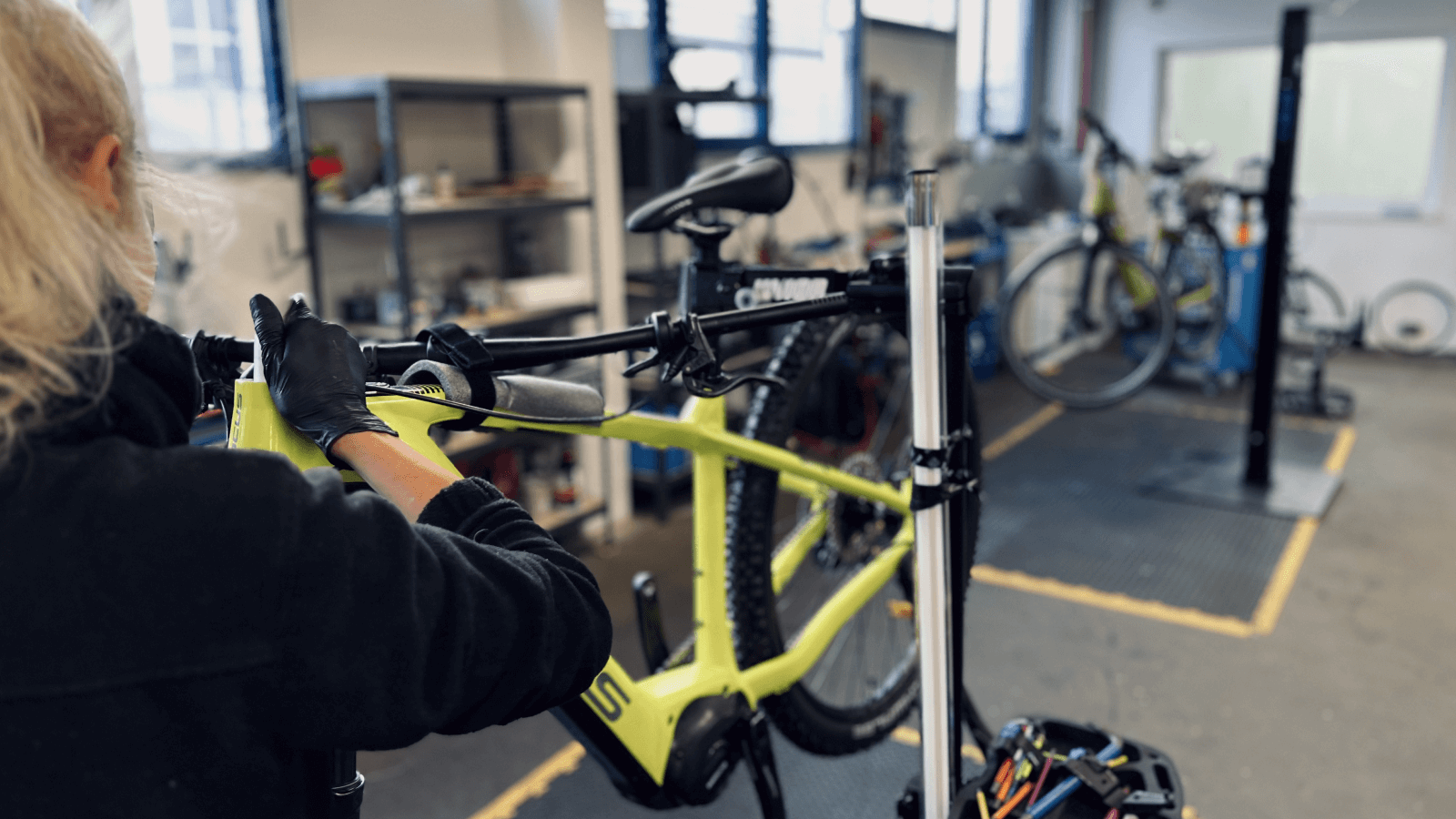 Von Rahmen, Räder, Antrieb, Motor & Akku bis zu den Bremsen, beim Erneuerungs-Prozess testen velios MechanikerIn jede Komponente.