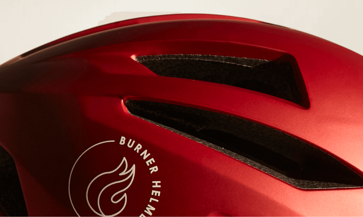 The Red Ocean bike helmet has the same features as the Black Ocean. Here too, the matte red design harmonizes perfectly with all your outfits.