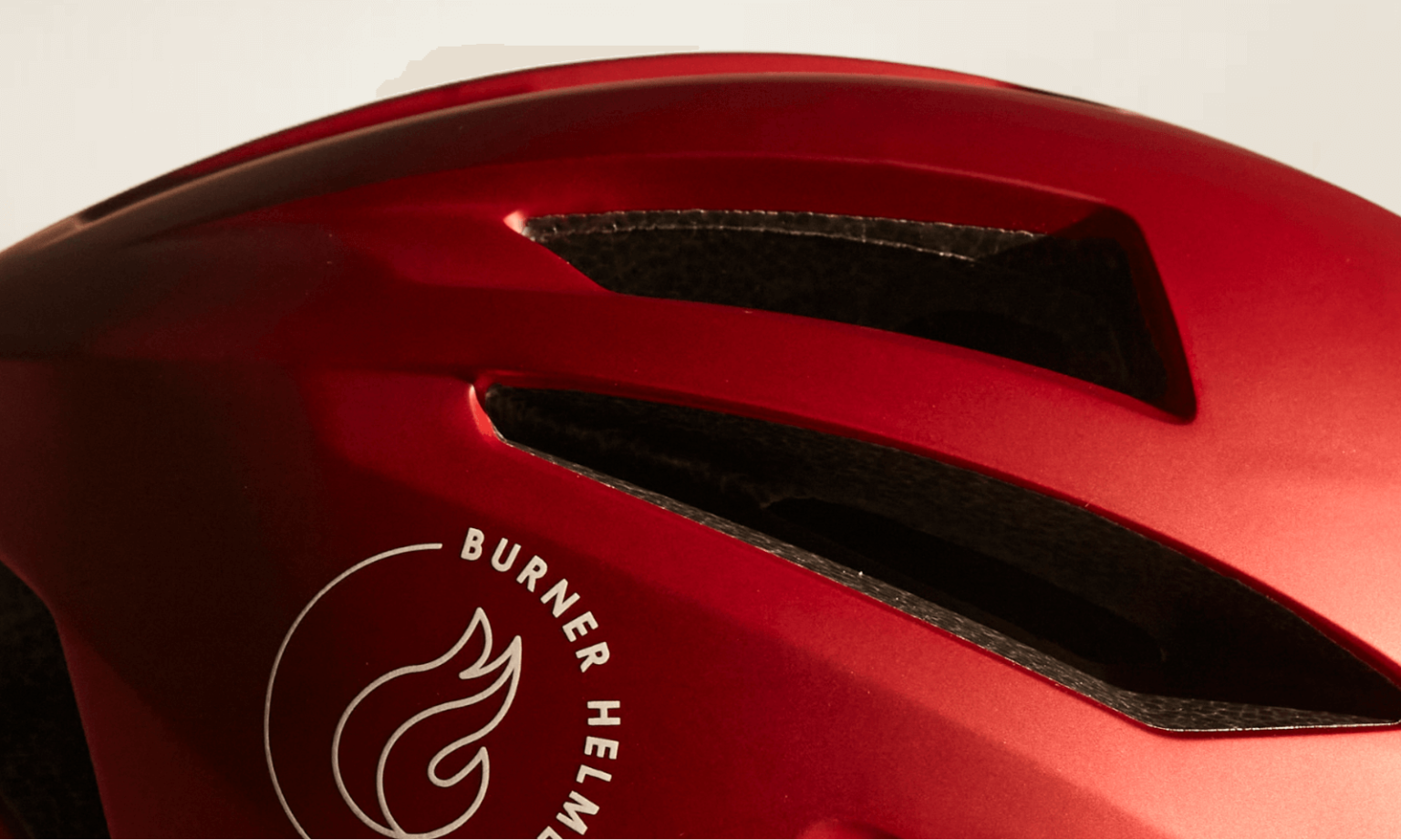Der Red Ocean Fahrradhelm hat dieselbe Ausstattung wie der Black Ocean. Auch hier harmoniert das matt-rote Design bestens mit all deinen Outfit.