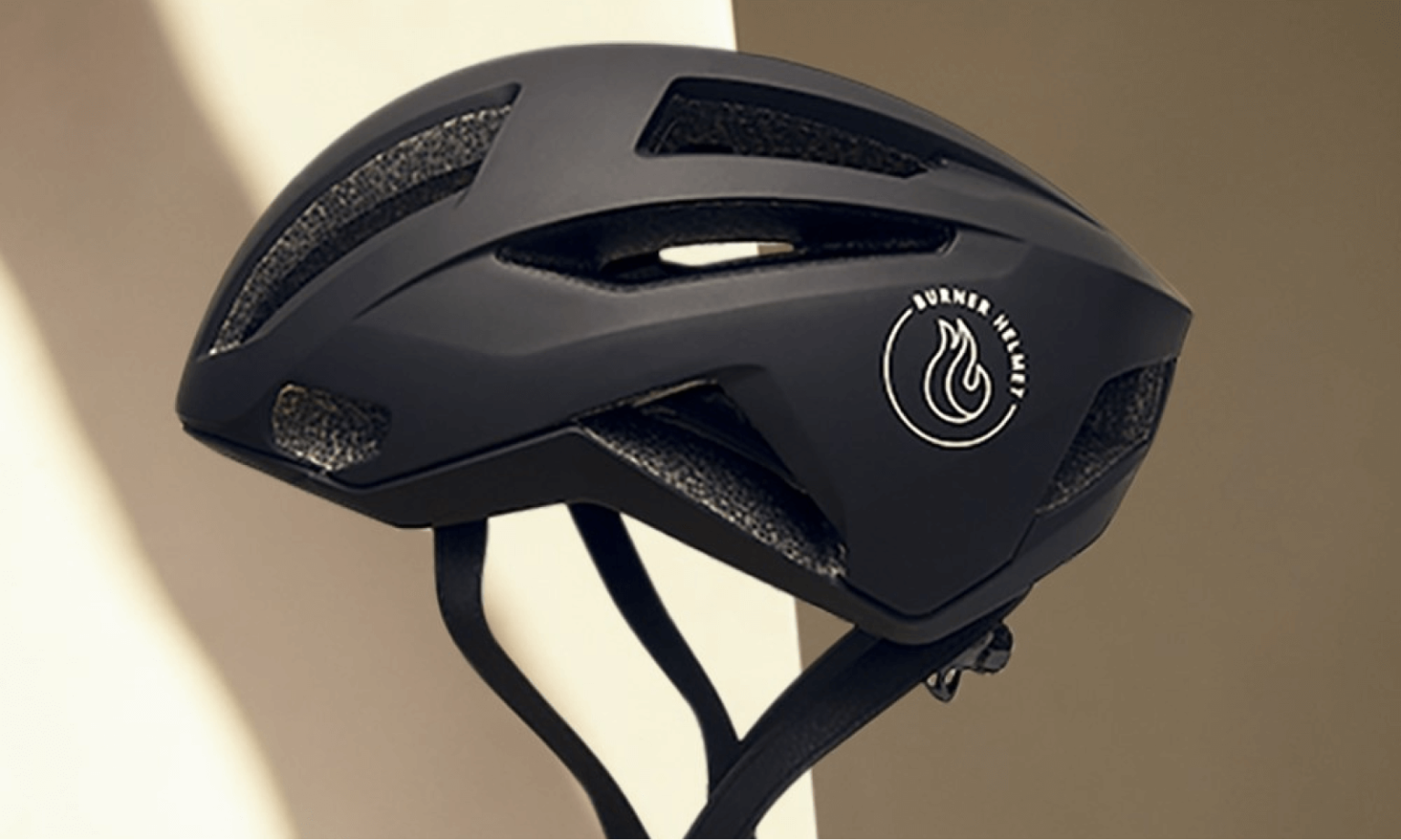 The Black Ocean bike helmet is very light at 200 g, so it does not interfere with driving. The matte black design is simple and harmonizes with any outfit. Of course, it is EU safety certified: EN 1078.