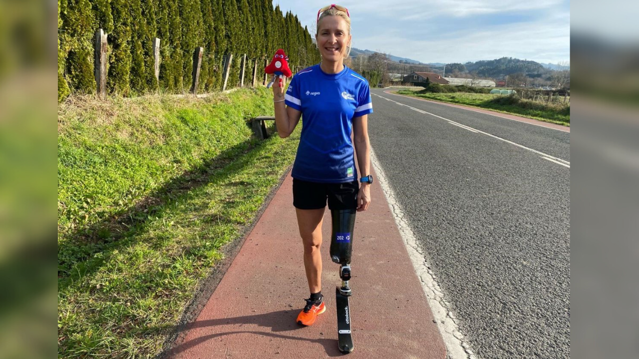 Triatleta Rakel Mateo posando con un peluche alusivo a la mascota de los Paralímpicos de París 2024