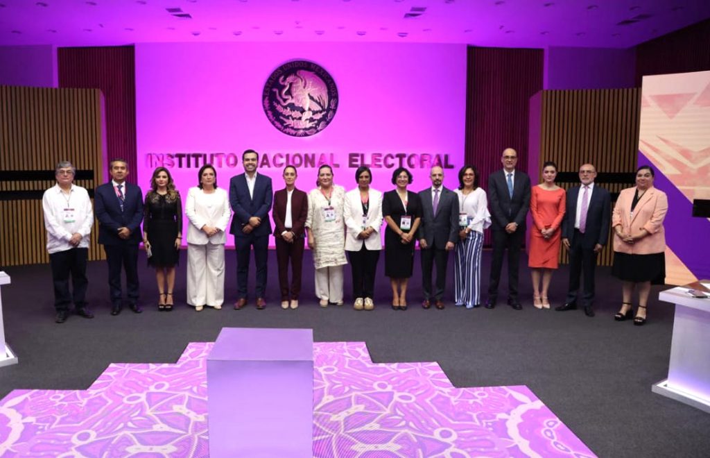 Consejeros y consejeras del INE junto a Xóchitl Gálvez, Jorge Álvarez Máynez y Claudia Sheinbaum.