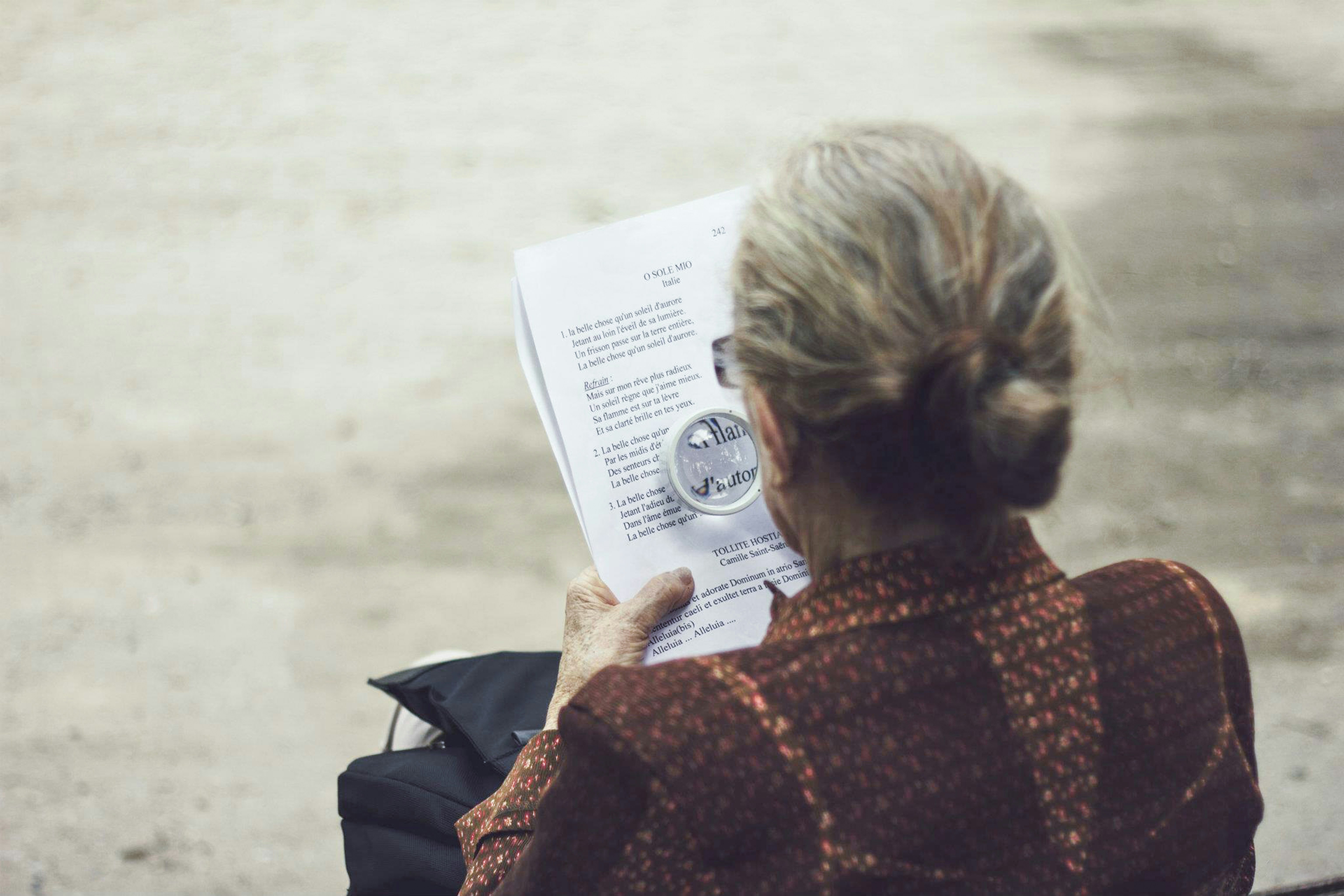 Mujer adulta leyendo.