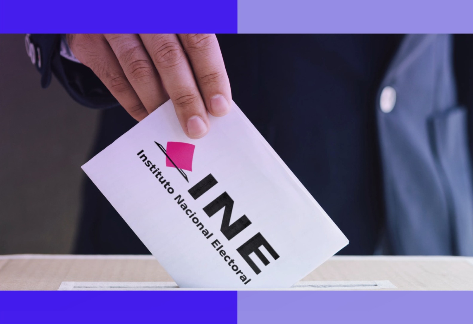 Una mano depositando un sobre con el logo del INE en una urna