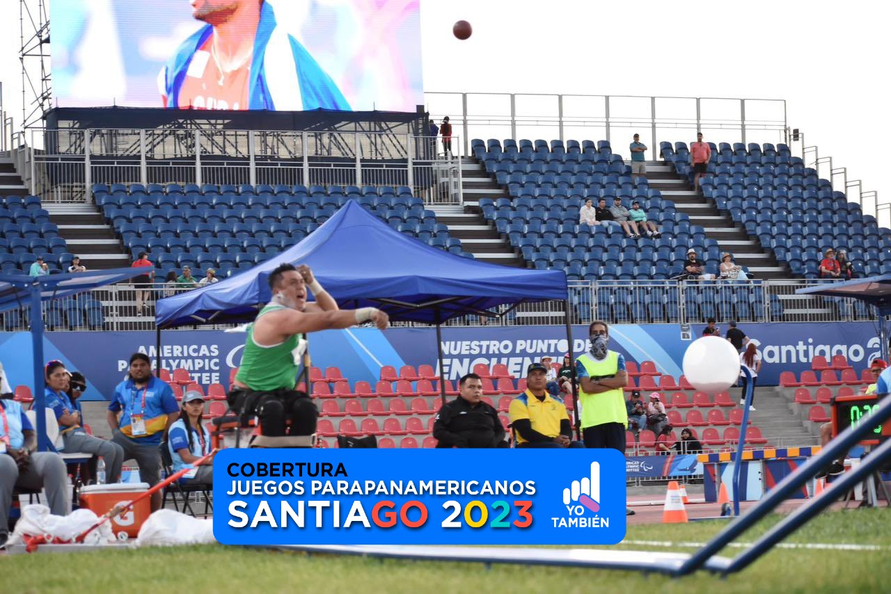 Johnatan Abel Salinas lanzando su bala con todas sus fuerzas para conquistar el tricampeonato parapanamericano
