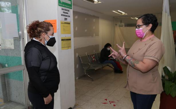 (A la derecha) Eréndira Franco comunicándose en Lengua de Señas Mexicana con una paciente del IMSS.