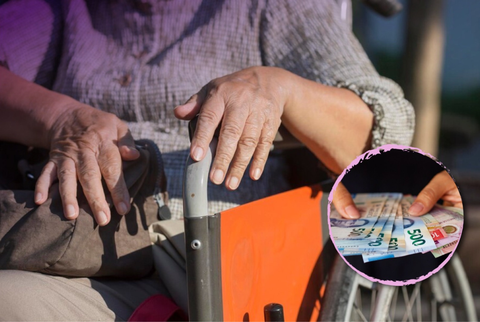 Manos de una mujer adulta sentada en una silla de ruedas.