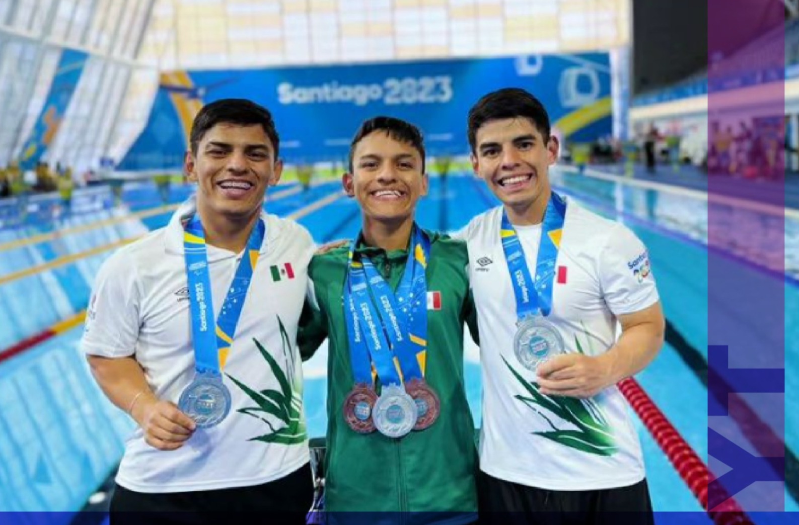 Los hermanos Gutiérrez abrazados, presumiendo sus medallas frente a una alberca.