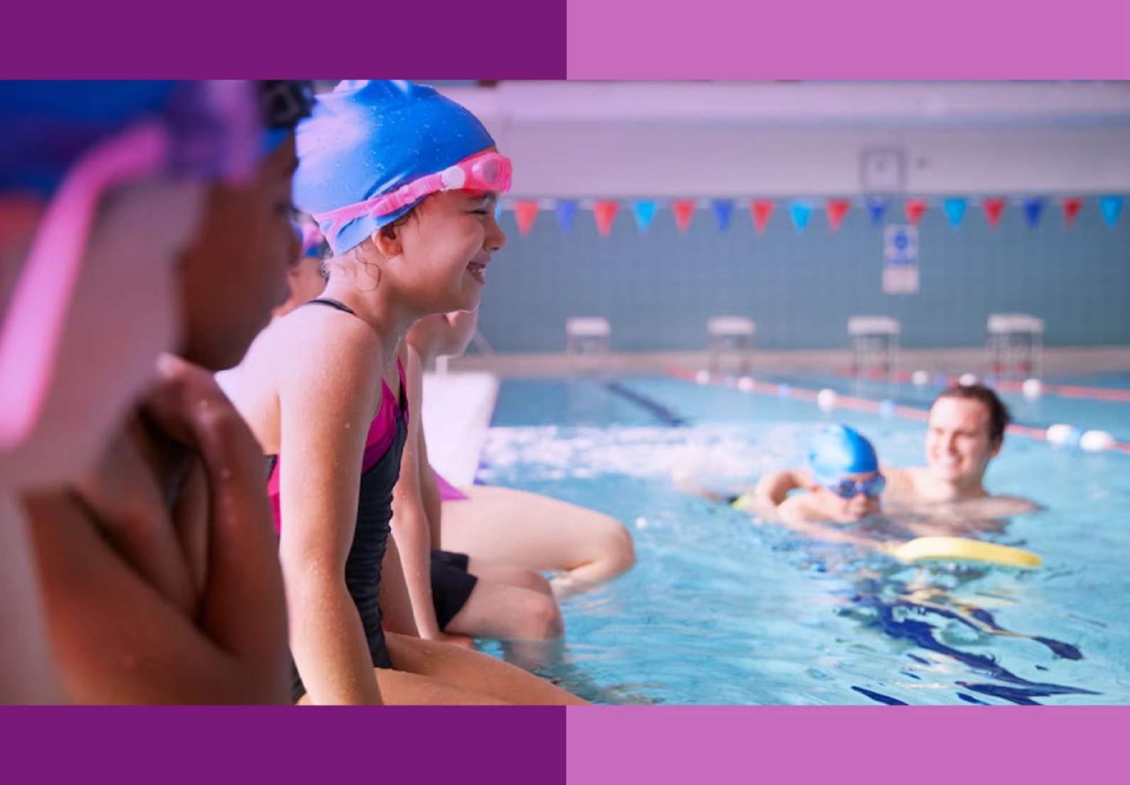 Conjunto de niños en clases de natación.