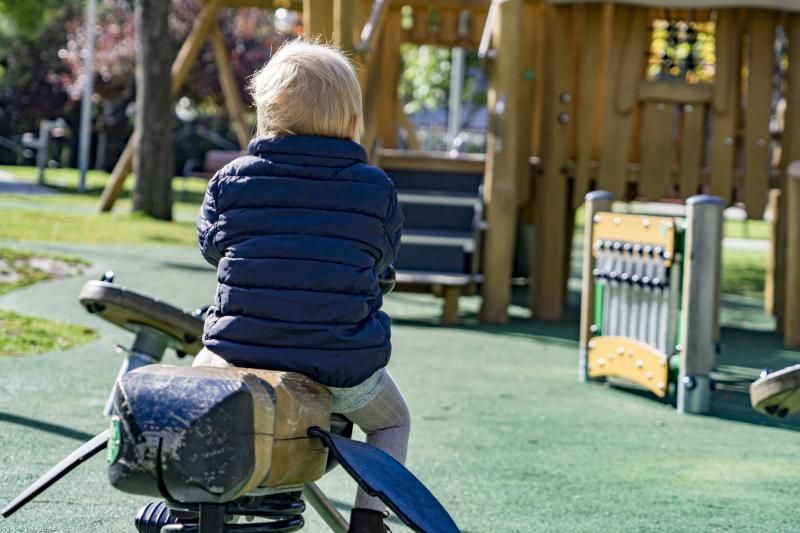 Imagen de una niña de espaldas jugando en el parque | Foto de Jorge Villa/Servimedia

