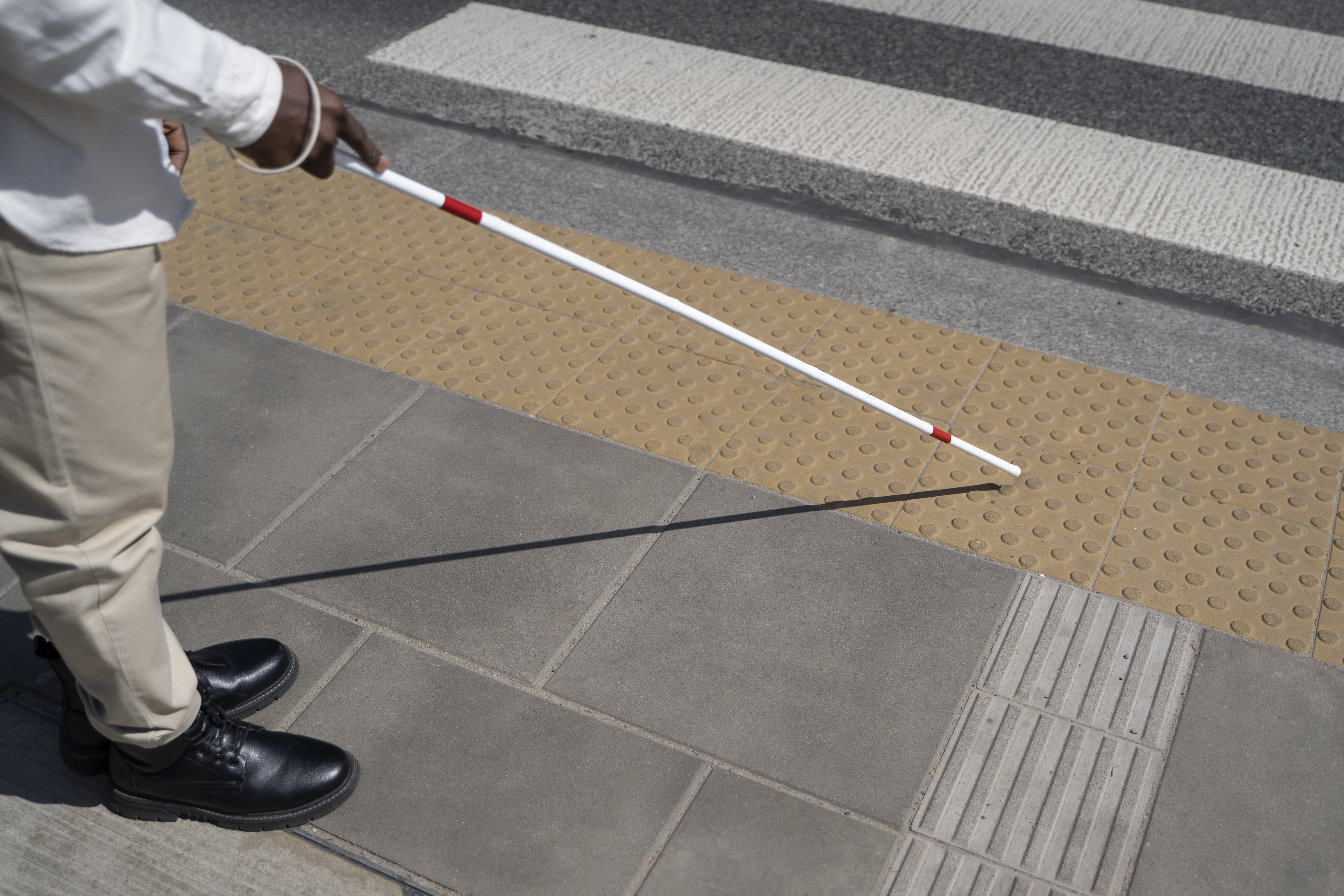 Un hombre ciego caminando con su bastón 