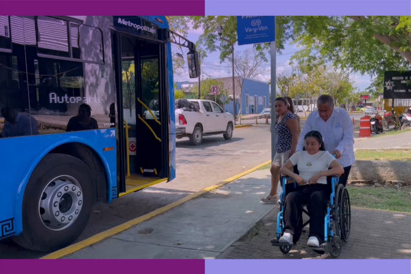 Mujer en silla de ruedas acompañada de un hombre. Ambos frente a un camión de transporte.