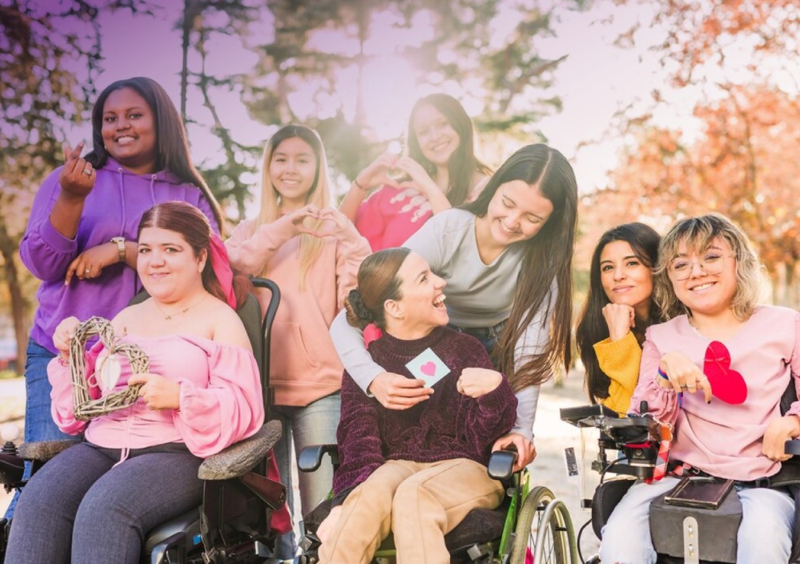 Grupo de ocho mujeres reunidas, cuatro de ellas en silla de ruedas.