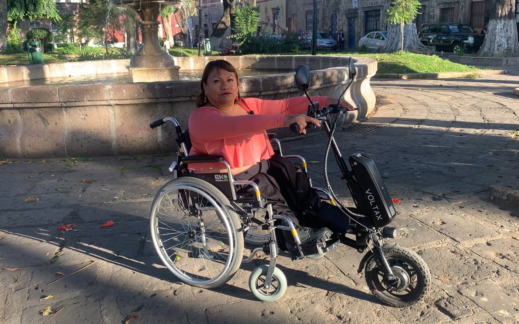 Amalia Domínguez Maldonado en su silla de ruedas motorizada