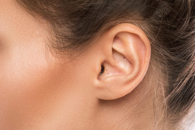 Oreja de una mujer.